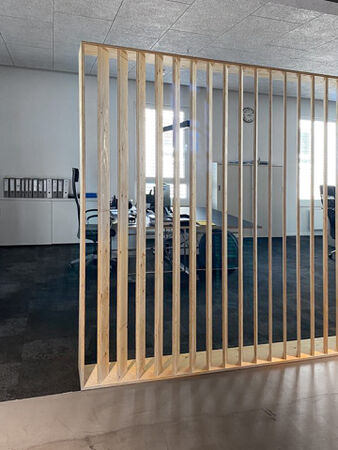Büro-Raumtrenner aus Holz mit Lamellen